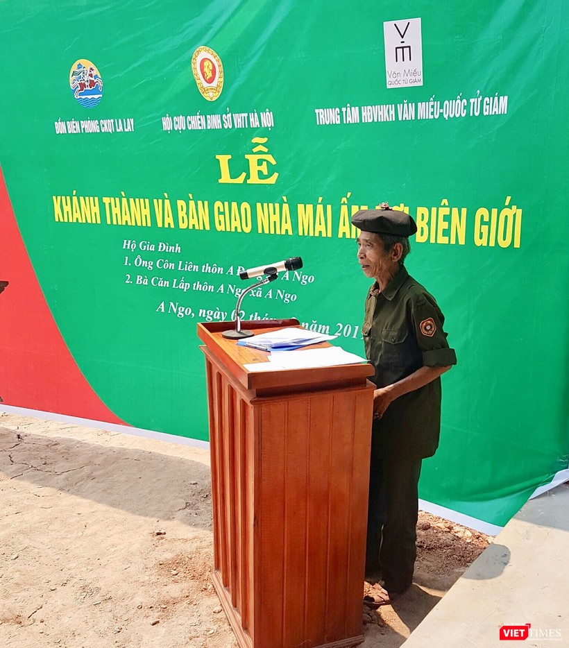 Ông Côn Liên xúc động phát biểu cảm ơn cán bộ chiến sĩ biên phòng, cảm ơn các nhà tài trợ và các nhà hảo tâm đã nối rộng vòng tay yêu thương tới bà con vùng biên trong buổi lễ khánh thành và trao tặng mái ấm. Ông Côn Liên xúc động phát biểu tại lễ khánh thành và bàn giao mái ấm biên giới