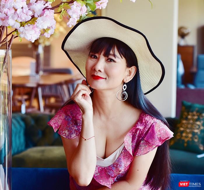 NSƯT Mỹ Uyên bỏ gánh lo toan, trẻ đẹp bất chấp