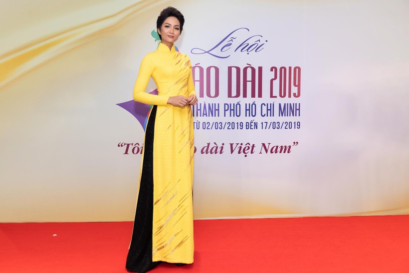 H'Hen Niê tham dự Bế mạc Lễ hội Áo dài TP.HCM 2019