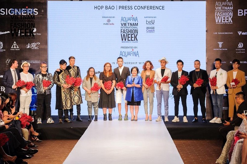 Bà Trang Lê chụp hình cùng các Nhà thiết kế và đại diện thương hiệu sẽ trình diễn tại Aquafina Vietnam Internation Fashion Week 2019