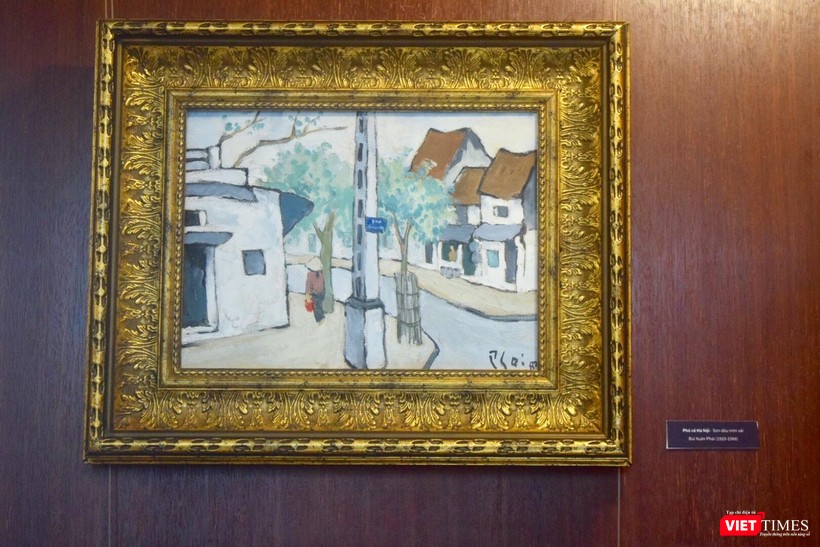 Có thể đếm được hơn 30 bức tranh danh họa Bùi Xuân Phái khổ lớn đang được NST Trần Hậu Tuấn lưu giữ và bảo quản