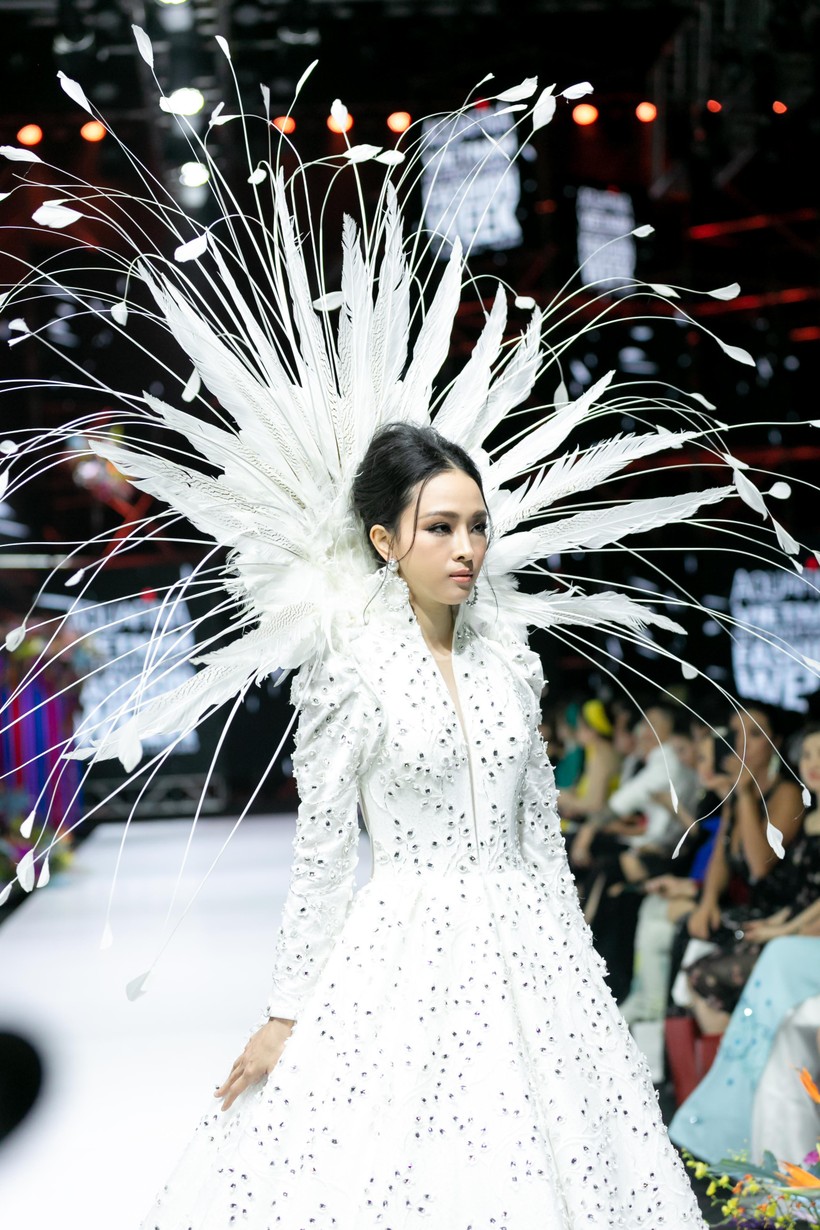 "Thoát xác" khỏi vẻ tiều tụy bấy lâu nay, Phương Nga đẹp rạng rỡ