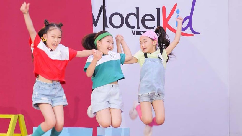 Bé Nguyễn Khánh Vân (con gái của cựu danh thủ Nguyễn Hồng Sơn) trong phần chụp hình cùng nhóm bạn
