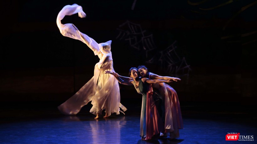 Biên đạo Yoo Oh Chun sử dụng chất liệu lụa cho những bộ phục trang đẹp mắt 