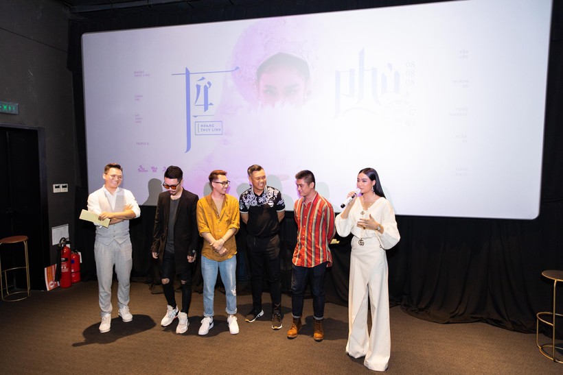 Nếu nhìn cả bộ trang phục, sẽ thấy nhiều nhược điểm lớn khi nó quá khổ với cô ca sĩ, hay nói khác đi, đừng mặc lên mình chiếc áo quá rộng Nếu nhìn cả bộ trang phục, sẽ thấy nhiều nhược điểm lớn khi nó quá khổ với cô ca sĩ, hay nói khác đi, đừng mặc lên mình chiếc áo quá rộng