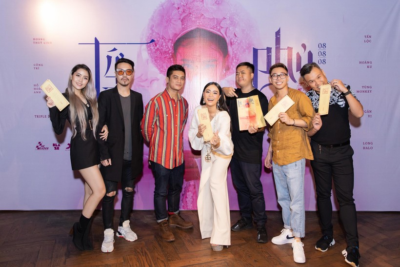 Nhóm sản xuất cầm trên tay những tờ "sớ" mang tự sự của Hoàng Thùy Linh Nhóm sản xuất cầm trên tay những tờ "sớ" mang tự sự của Hoàng Thùy Linh