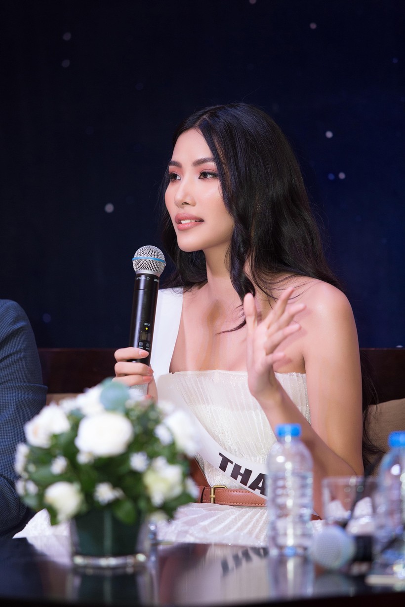 Hoàng Thùy nhiệt tình chia sẻ kinh nghiệm với các thí sinh của Hoa hậu Hoàn Vũ Việt Nam 2019