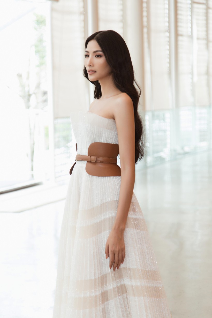 Lựa chọn trang phục của Chung Thanh Phong khiến Hoàng Thùy nữ tính hơn