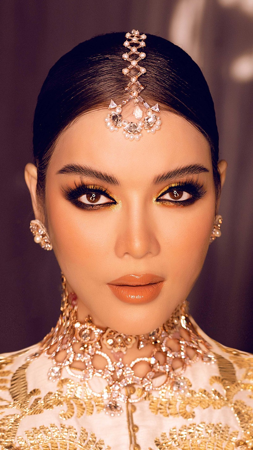 Lý Nhã Kỳ sử dụng lối trang điểm quyền lực và sang trọng