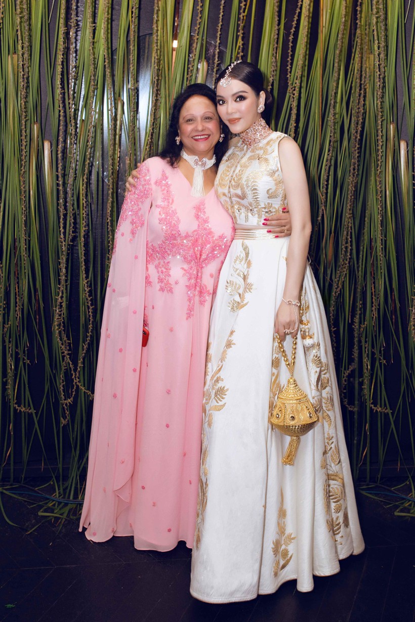 Lý Nhã Kỳ chụp ảnh lưu niệm cùng phu nhân ngài tỉ phú Ấn Độ