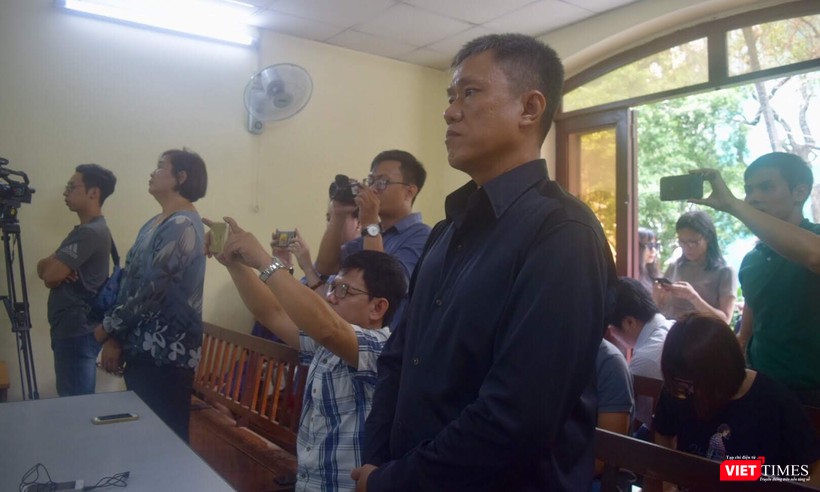 Họa sĩ Lê Linh và bà Phan Thị Mỹ Hạnh (Công ty Phan Thị) có mặt nghe tuyên án phúc thẩm sáng 3/9