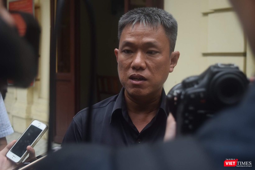 Nét mặt khắc khổ của họa sĩ Lê Linh sau hơn 12 năm đấu tranh cho quyền tác giả. Tuy nhiên, phần tuyên án sáng 3/9 đã khiến phiên tòa đi vào lịch sử ngành xuất bản.