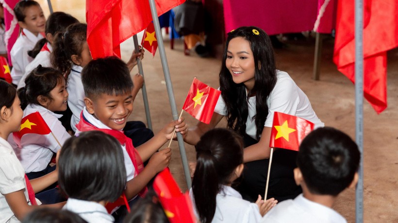 Các em học sinh vui mừng đón người chị đã mang vinh quang về cho vùng đất Tây Nguyên nắng gió