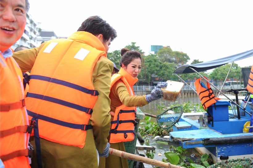 Thúy Nga tự tay vớt rác trên kênh Thị Nghè Thúy Nga tự tay vớt rác trên kênh Thị Nghè. Người đẹp diện chiếc áo dài Việt Hùng được làm bằng chất liệu thân thiện với môi trường