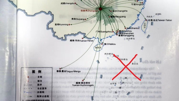 Bản đồ đường bay sân bay quốc tế Hà Hoa, kèm theo đó là hình ảnh "đường lưỡi bò" ở biển Đông trong cẩm nang du lịch