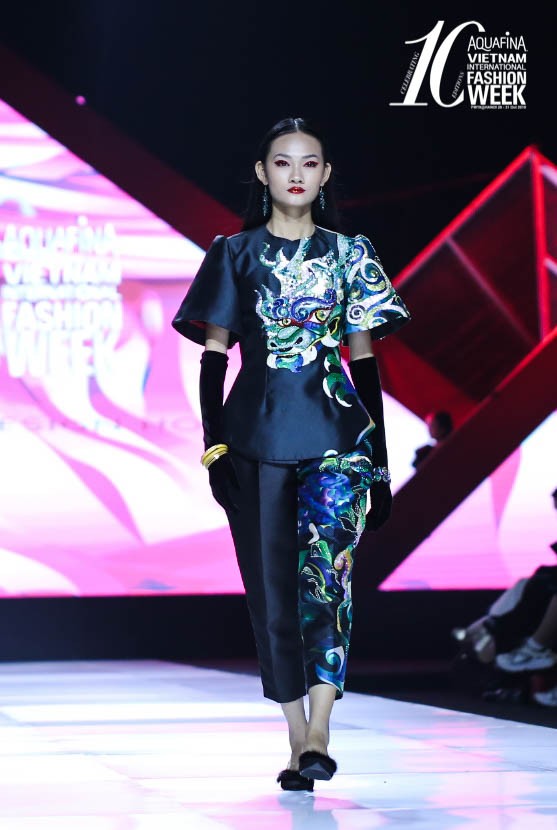 Á quân The Face Vietnam 2018 - Quỳnh Anh bí ẩn trong thiết kế của Thủy Nguyễn