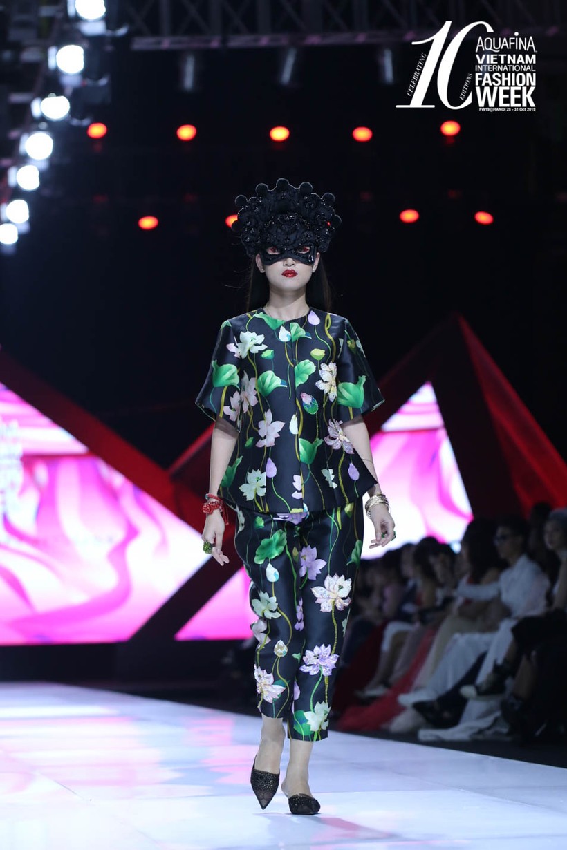 Mão - phụ kiện tưởng chỉ có trong sân khấu tuồng nay xuất hiện trên sàn diễn thời trang