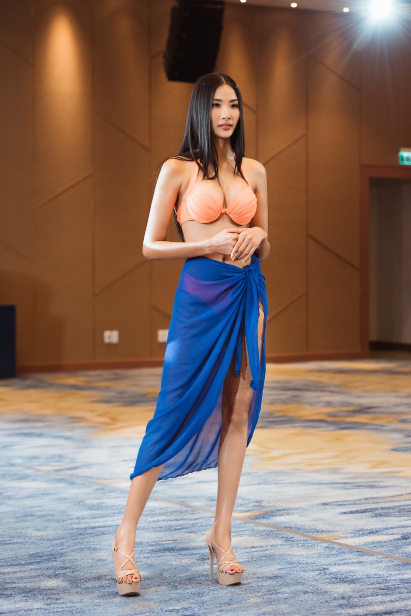 Nhưng hầu như phụ kiện chưa giúp được gì cho Hoàng Thùy