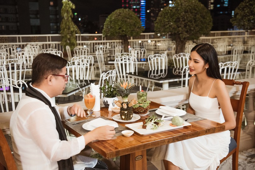 Hoàng Thùy trổ tài nói tiếng Anh dẫn thầy catwalk đi khắp Sài Gòn