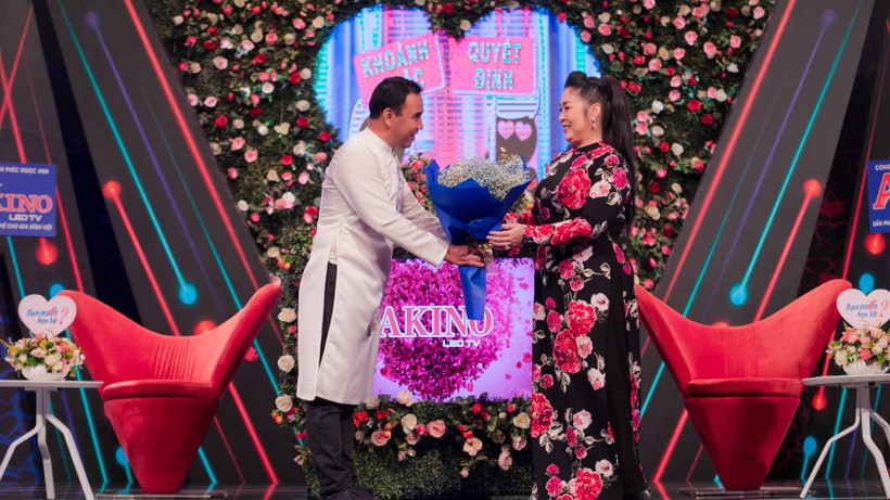 "Ông mai" Quyền Linh, "bà mối" - NSND Hồng Vân "Ông mai" Quyền Linh, "bà mối" - NSND Hồng Vân