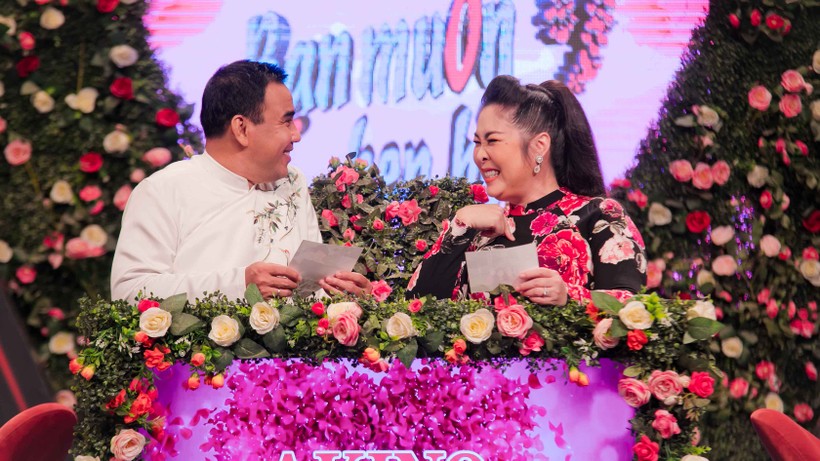 Ông mai bà mối Quyền Linh và Hồng Vân "làm khó" cặp đôi bằng nhiều câu hỏi Ông mai bà mối Quyền Linh và Hồng Vân