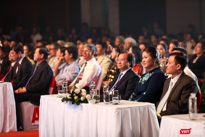 Thứ trưởng Tạ Quang Đông, Phó Cục trưởng Cục Điện ảnh Nguyễn Thị Thu Hà cùng đại biểu các bộ, ban ngành về dự Lễ khai mạc LHP