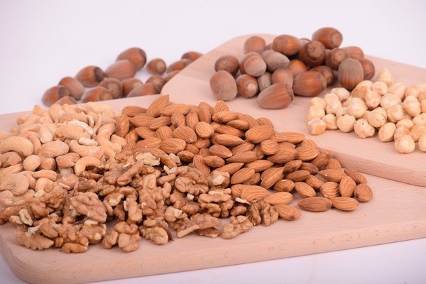 Hãy cảnh giác với thói quen ăn vặt các loại hạt