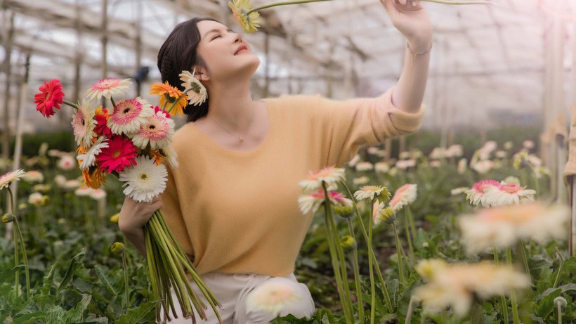 Lý Nhã Kỳ bất ngờ xuất hiện làm vợ Trấn Thành ảnh 8 Lý Nhã Kỳ khoe vẻ đẹp không tì vết trong vườn hoa Đà Lạt