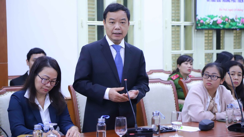 First News Trí Việt làm cuốn sách “Hạt giống tâm hồn” bằng đá đỏ