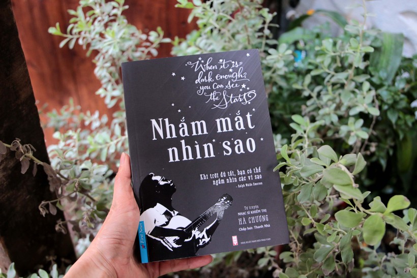 Bìa cuốn tự truyện "Nhắm mắt nhìn sao" của nhạc sĩ khiếm thị Hà Chương Bìa cuốn tự truyện "Nhắm mắt nhìn sao" của nhạc sĩ khiếm thị Hà Chương