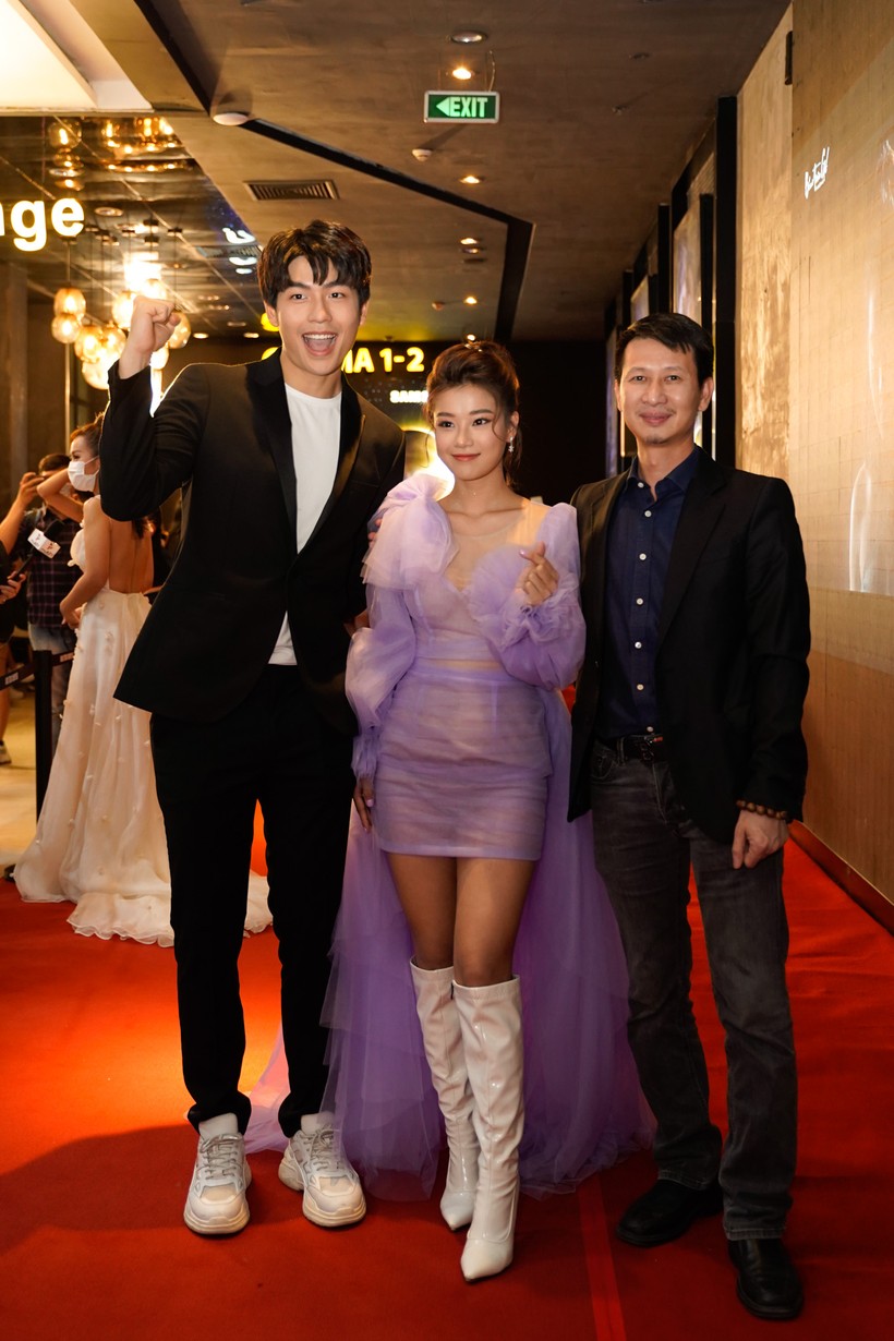 Đạo diễn Nguyễn Phan Quang Bình cùng Quốc Anh và Hoàng Yến Chibi