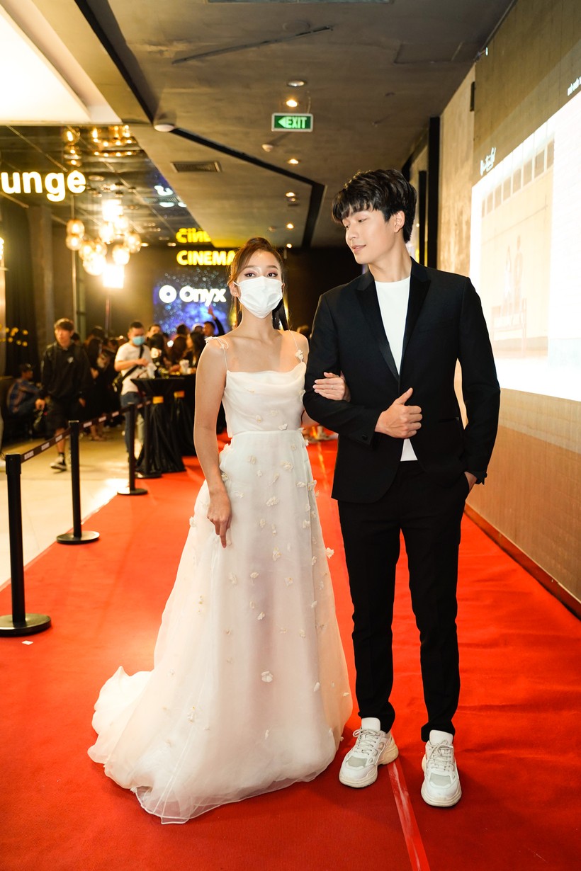 Khả Ngân đeo khẩu trang đến dự sự kiện, sánh vai bên nam diễn viên đẹp trai Quốc Anh 