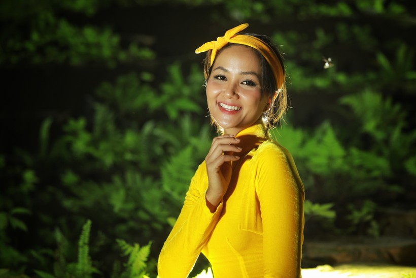 Hoa hậu H' Hen Niê trong áo dài Thuận Việt tại hang Sơn Đoòng