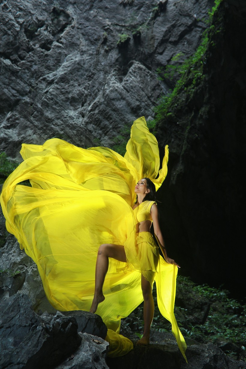 Hoa hậu H' Hen Niê trong trang phục của nhà thiết kế Lê Thanh Hòa