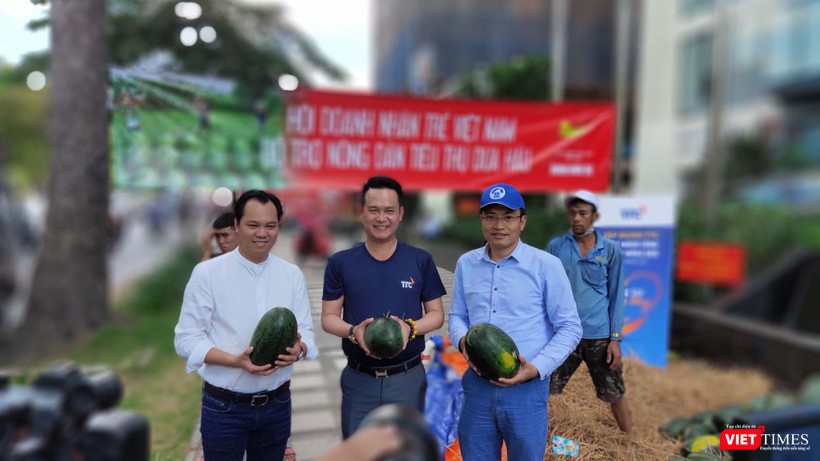 Giải cứu dưa hấu, thanh long và tình người phương Nam trong “bão” Corona