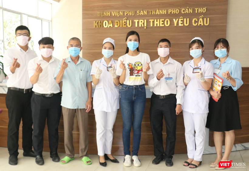 Cán bộ, nhân viên, y bác sĩ Khoa Điều trị theo yêu cầu (BV Phụ sản Cần Thơ) chụp hình lưu niệm với Á hậu Kim Duyên (Ảnh: Nhân vật cung cấp) Cán bộ, nhân viên, y bác sĩ Khoa Điều trị theo yêu cầu (BV Phụ sản Cần Thơ) chụp hình lưu niệm với Á hậu Kim Duyên (Ảnh: Nhân vật cung cấp)