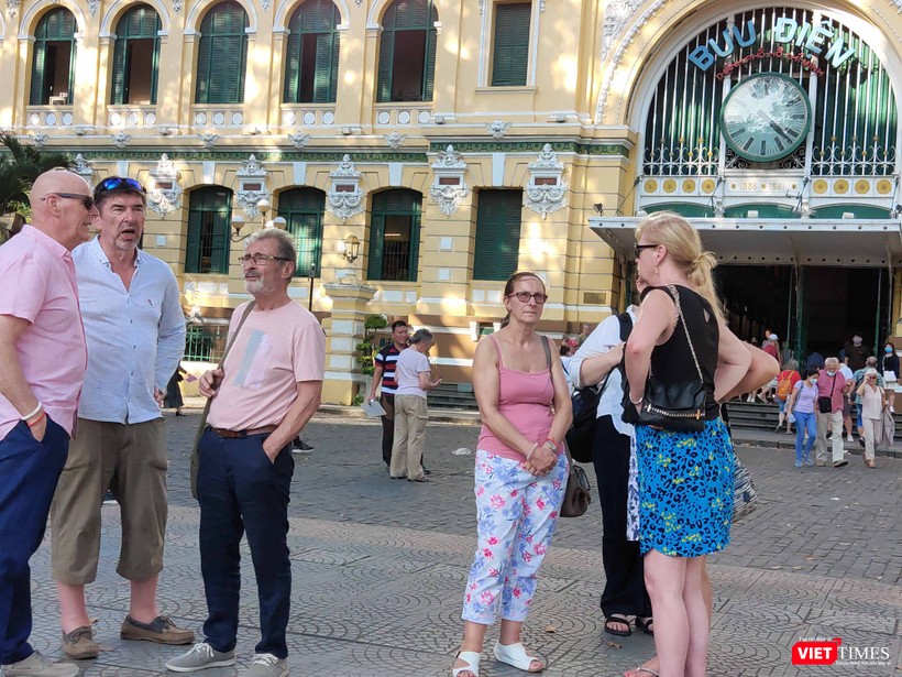 Khách du lịch không đeo khẩu trang đi lại giữa trung tâm thành phố 