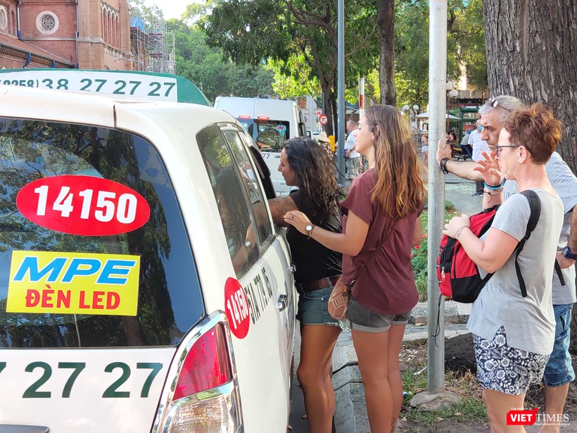 Du khách trò chuyện với lái xe taxi mà không đeo khẩu trang 