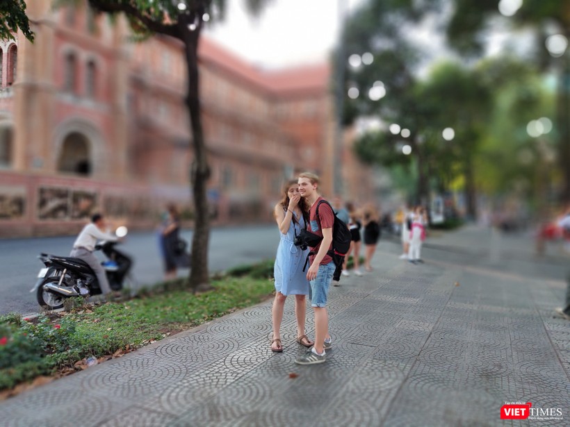 Khách du lịch không đeo khẩu trang đi tìm những góc hình đẹp mùa Valentine ở khu trung tâm 