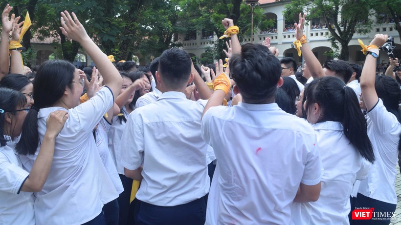 Tiếp xúc trực tiếp là đặc thù của học sinh, làm sao có thể hạn chế toàn bộ hoạt động tập thể, học sinh đi học chỉ ngồi yên trong lớp, đeo khẩu trang, tránh tiếp xúc với bạn học? (Ảnh: Hòa Bình) Tiếp xúc trực tiếp là đặc thù của học sinh, nếu hạn chế toàn bộ hoạt động tập thể, học sinh đi học chỉ ngồi yên trong lớp, đeo khẩu trang, tránh tiếp xúc với bạn học?