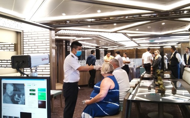 Kiểm dịch y tế quốc tế đối với hành khách trên tàu du lịch (Ảnh: Trung tâm Kiểm dịch y tế quốc tế TP.HCM) 