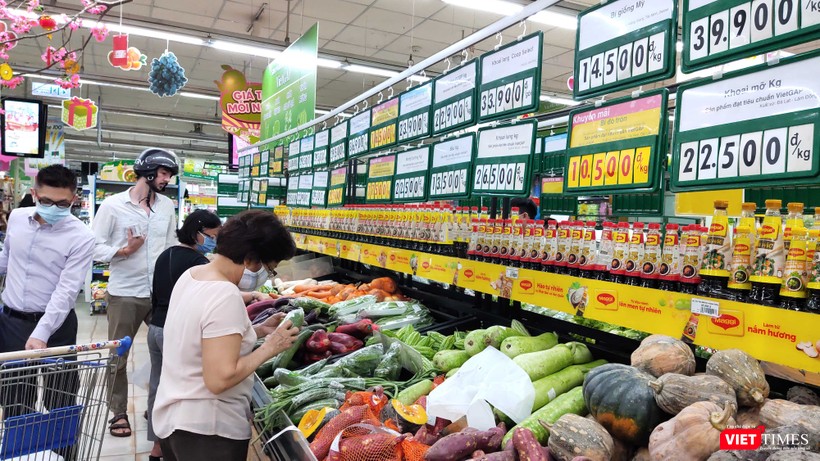 Người nước ngoài chưa chịu đeo khẩu trang khi đi siêu thị