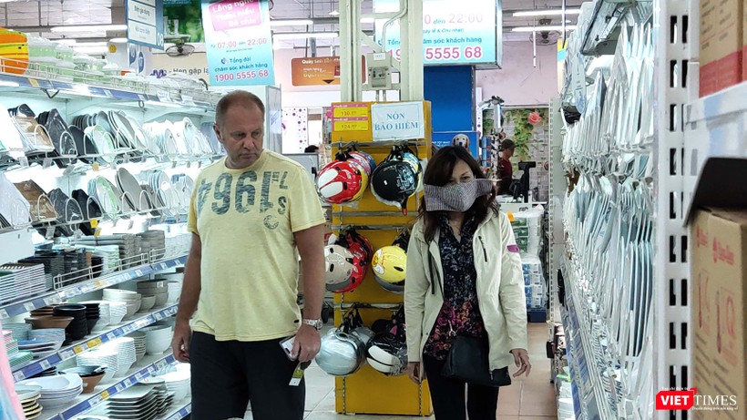 Khách Việt tuân thủ đeo khẩu trang nhưng người nước ngoài thì chưa