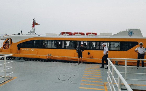 Bus sông Sài Gòn là trải nghiệm thú vị của khách du lịch (Ảnh: Tứ Quý)