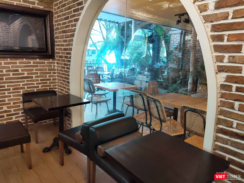 Một quán cà phê trên đường Nguyễn Du, quận 1, bình thường tập trung cực kỳ đông đúc nay vắng khách Một quán cà phê trên đường Nguyễn Du, quận 1, bình thường tập trung cực kỳ đông đúc nay vắng khách