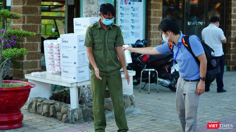 Phun xịt khử khuẩn cho cán bộ phục vụ ở Cần Giờ (Ảnh: Phạm Nguyễn)