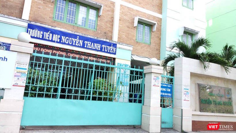Trường tiểu học Nguyễn Thanh Tuyền đang đóng cửa, cho học sinh nghỉ học (Ảnh: Hòa Bình)