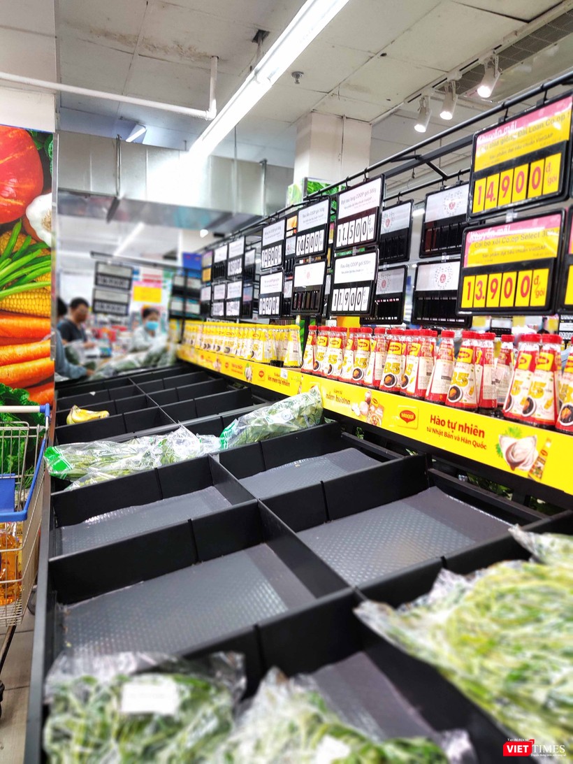 Dù hàng hóa rất phong phú nhưng có nhiều quầy hàng bắt đầu bị trống cục bộ Dù hàng hóa rất phong phú nhưng có nhiều quầy hàng bắt đầu bị trống cục bộ