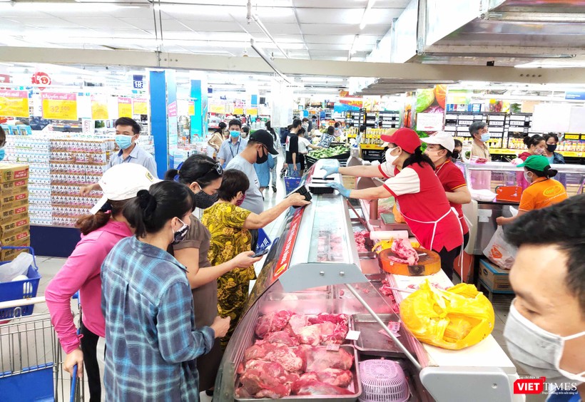 Đám đông chen lấn, xếp hàng dài trong siêu thị chiều 31/3 không thể đảm bảo khoảng cách 2m Đám đông chen lấn, xếp hàng dài trong siêu thị chiều 31/3 không thể đảm bảo khoảng cách 2m