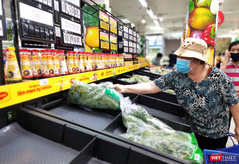 Nhiều quầy hàng bắt đầu bị trống cục bộ, người mua tần ngần chọn những mớ rau cuối cùng Nhiều quầy hàng bắt đầu bị trống cục bộ, người mua tần ngần chọn những mớ rau cuối cùng
